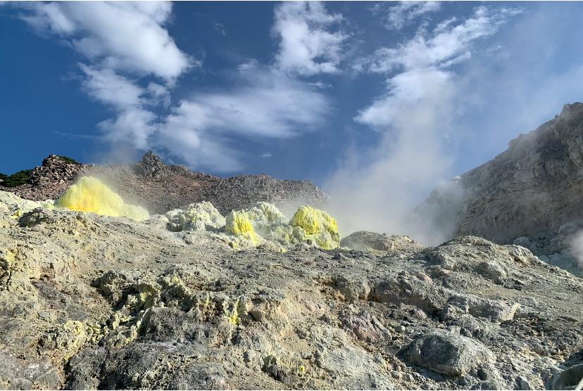 Concrétions de soufre sur le mont Iō