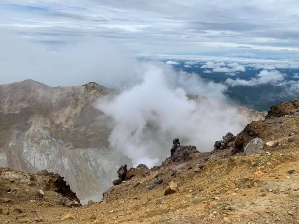 Vue impressionante au sommet du mont Meakan à Hokkaido