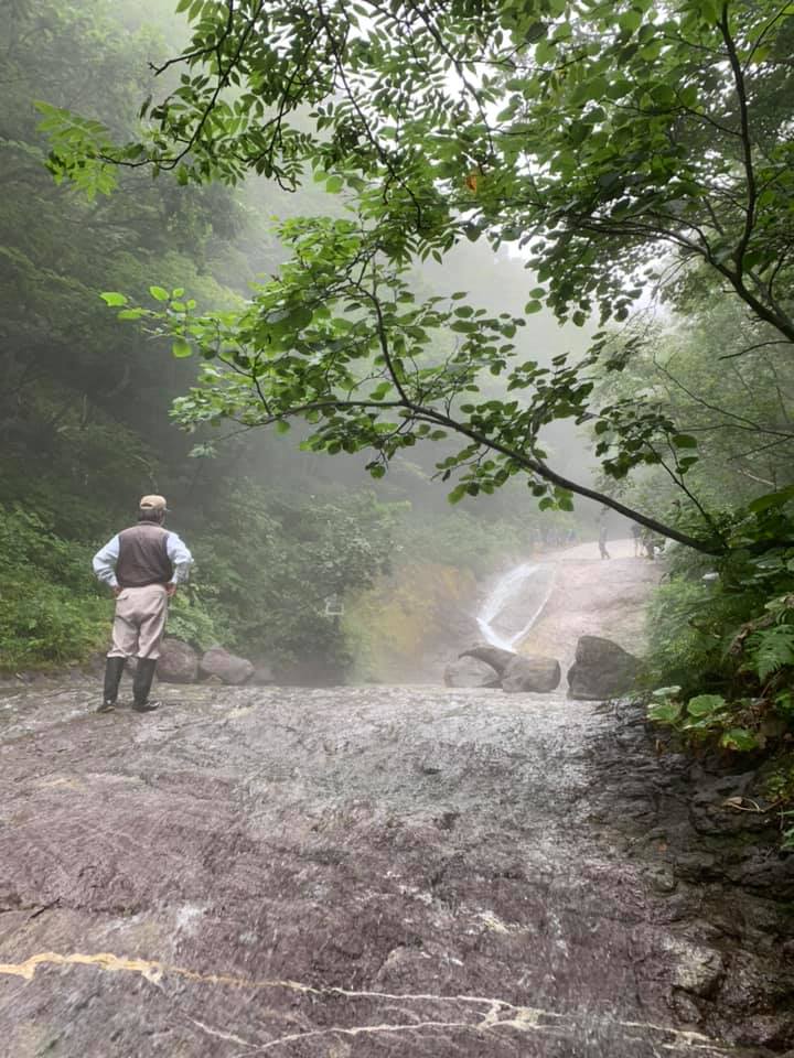 les chutes de Kamiowakka dans un parc national à Hokkaido