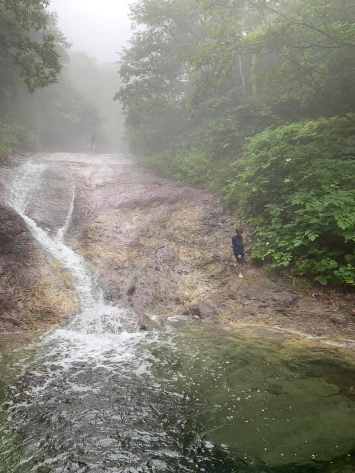 Cascade dans la brume au Japon
