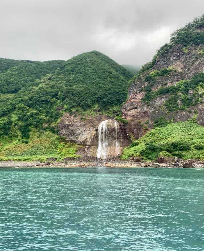 Littoral rocheux de la péninsule de Shiretoko, entrecoupé de falaises et de cascades