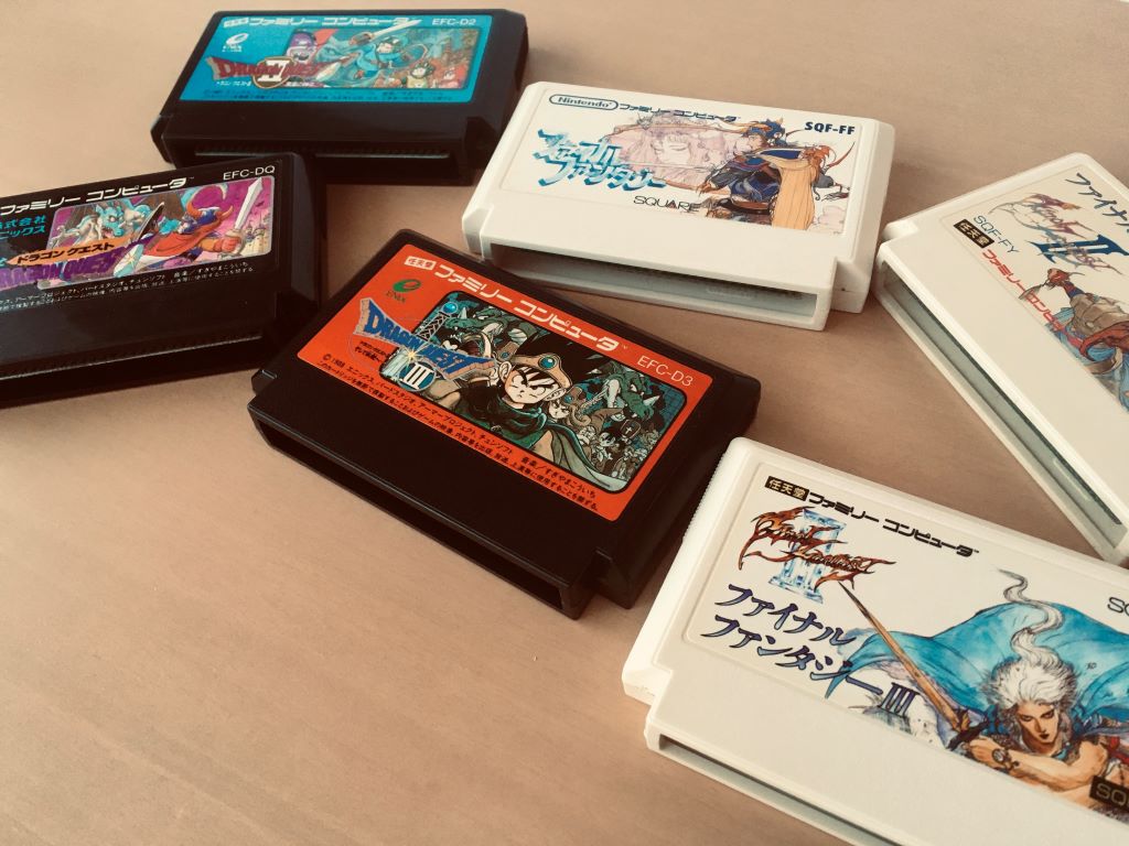 Les trois premiers jeux dans les fameuses séries Dragon Quest (Dragon Warrior) d’Enix et Final Fantasy de Squaresoft