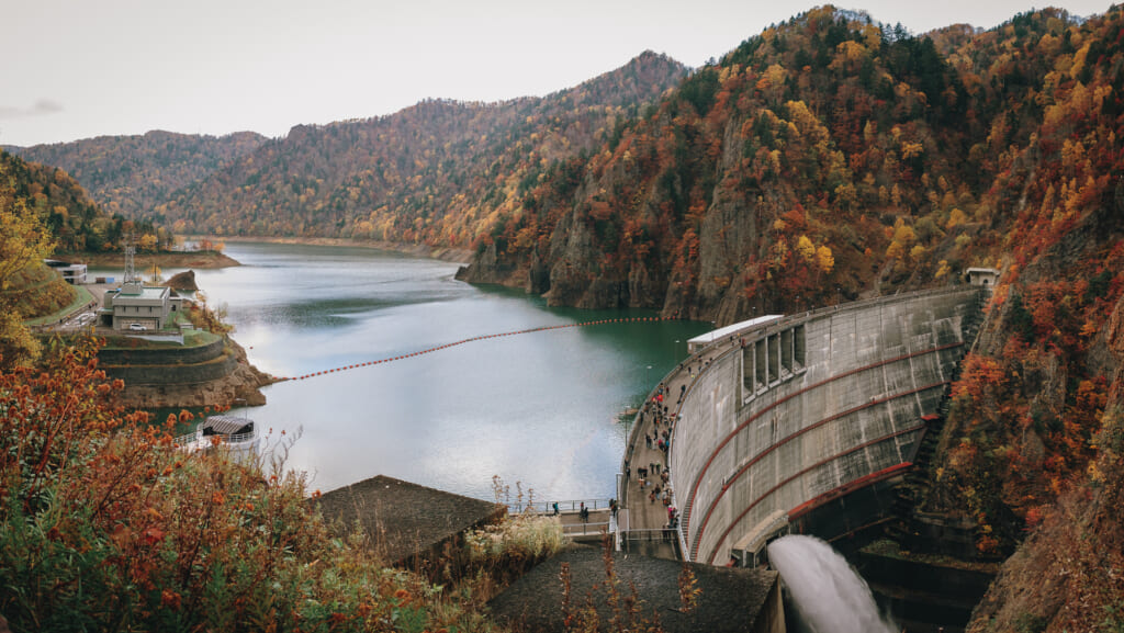 Le lac artificiel de Hoheikyo et son barrage durant la saison des momiji à hokkaido
