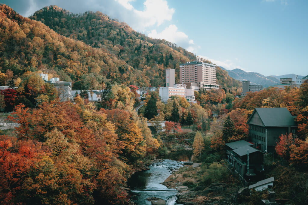 Le village de Jozankei, à Hokkaido, durant l'automne