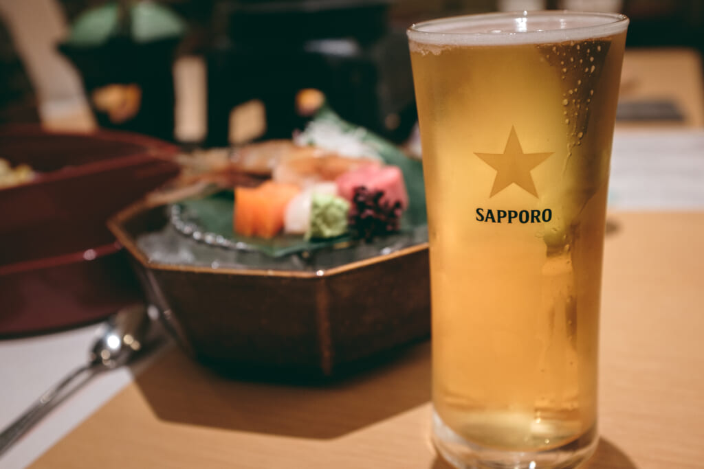 repas traditionnel dans un ryokan japonais avec bière sapporo