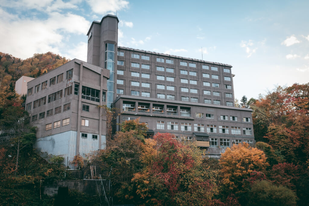 un ryokan à jozankei durant l'automne