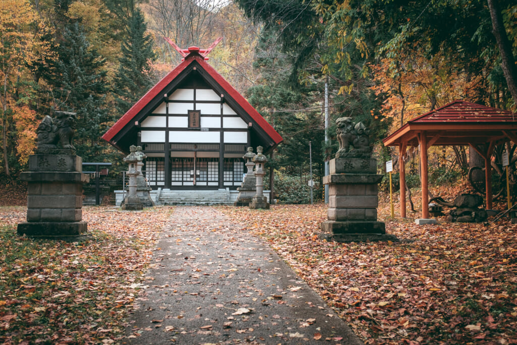 un temple japonais à jozankei durant l'automne