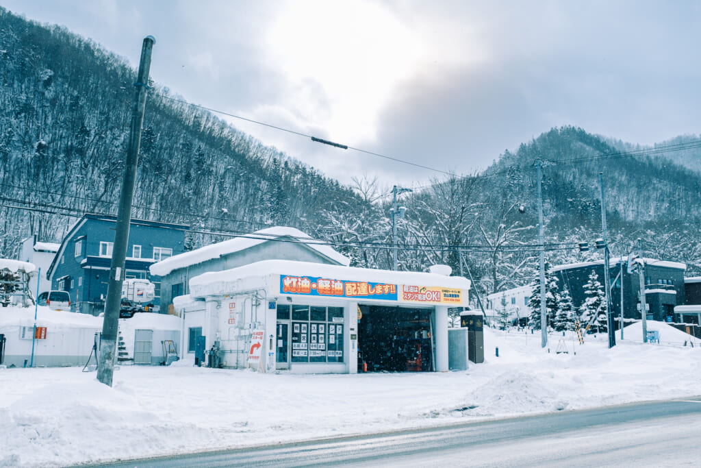 Rues d'un village japonais sous la neige durant l'hiver