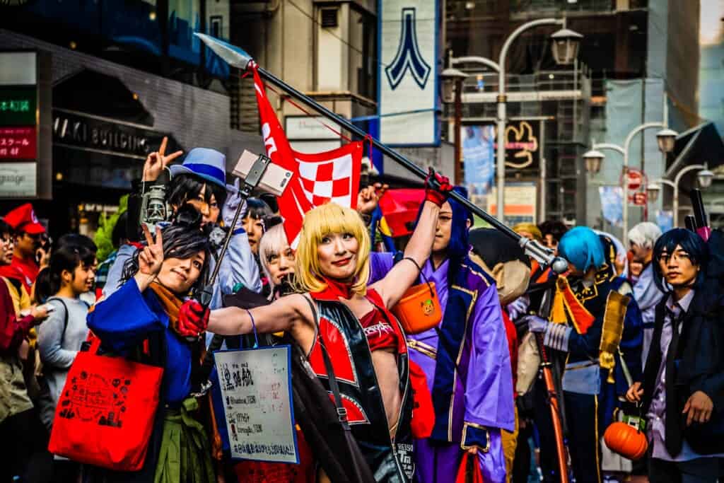 Défilé de cosplays dans la rue durant Halloween au Japon