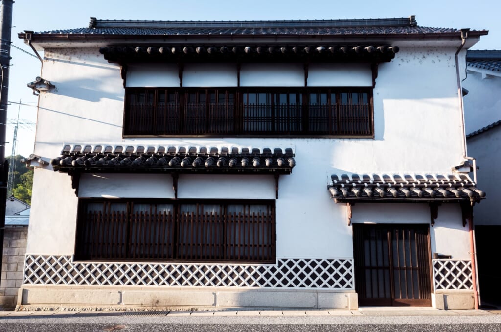 Maison traditionnelle japonaise aux murs blancs
