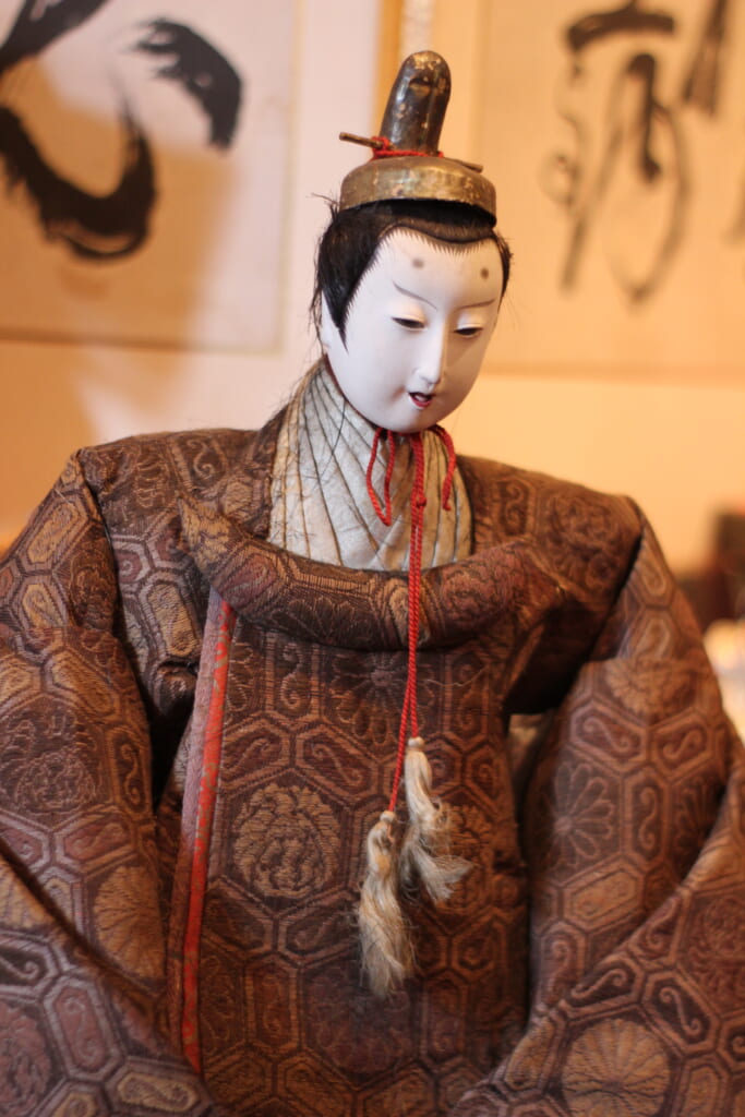 Une des poupées traditionnelles japonaises d'une boutique d'antiquités à Joge