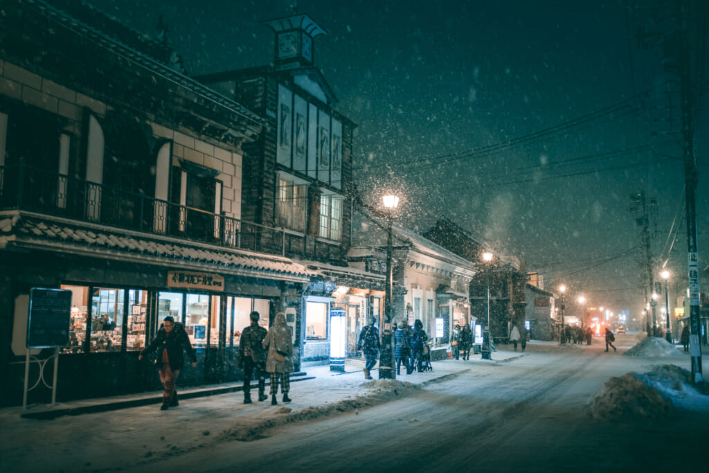 Rue marchande japonaise sous la neige durant noël