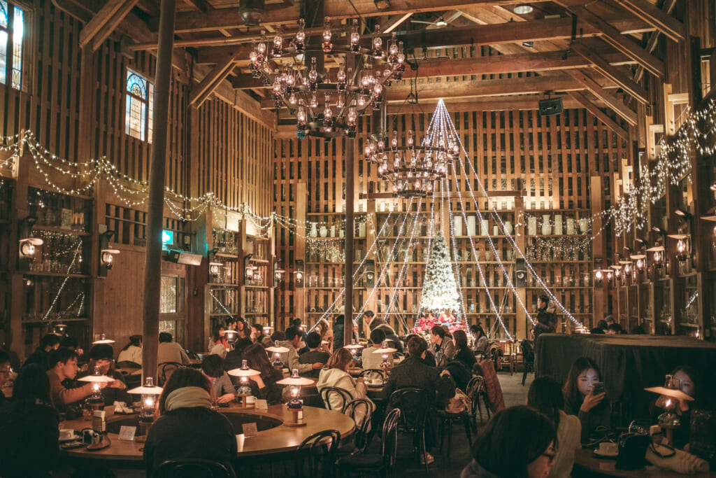 Un café japonais plein de décorations de noël
