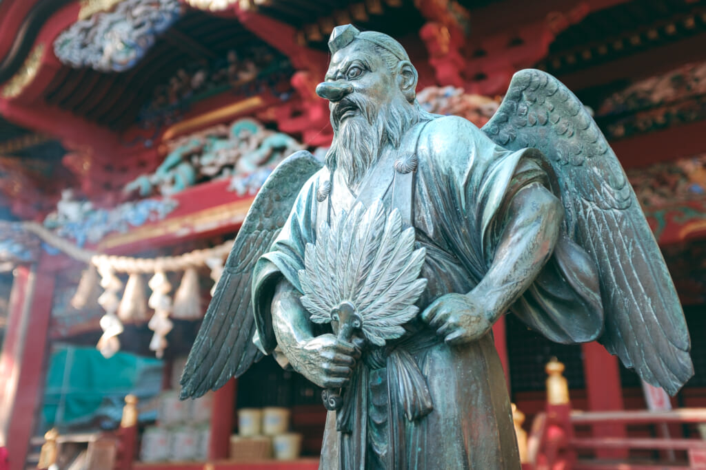 Une statue de tengu dans un sanctuaire au mont takao, près de tokyo