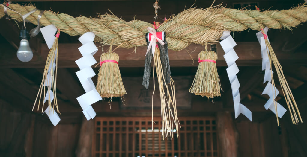 shimenawa, paille de riz tressée dans un sanctuaire japonais