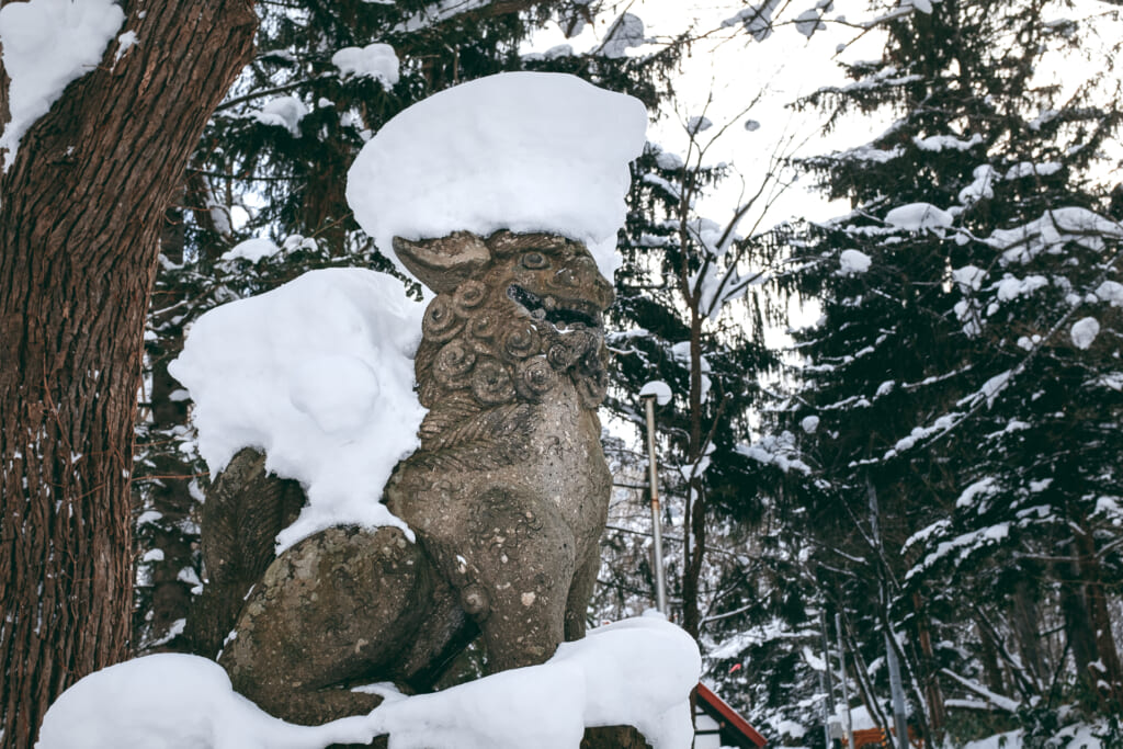 statue de komainu sous la neige