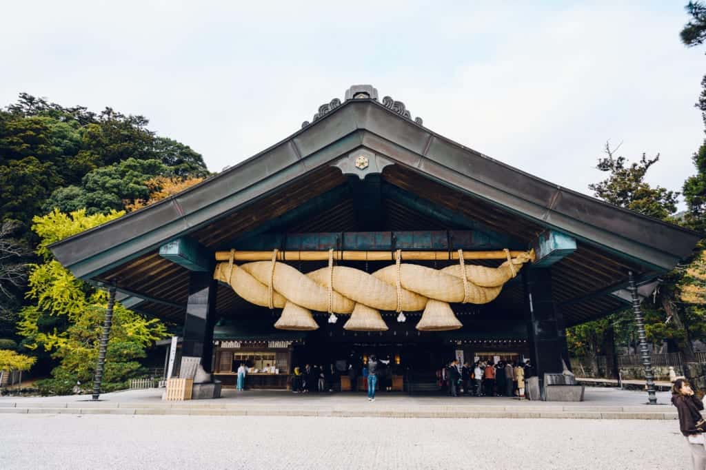 Le sanctuaire Izumo Taisha, avec son immense corde de paille de riz shimenawa
