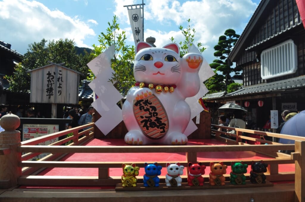 Un maneki-neko géant à l’entrée de la rue commerciale d'Ise-Shima, de quoi vous porter chance