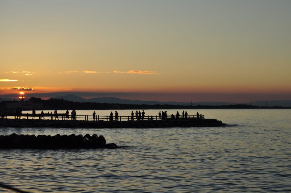 Coucher de soleil rosé près du Meoto-iwa à Ise-Shima