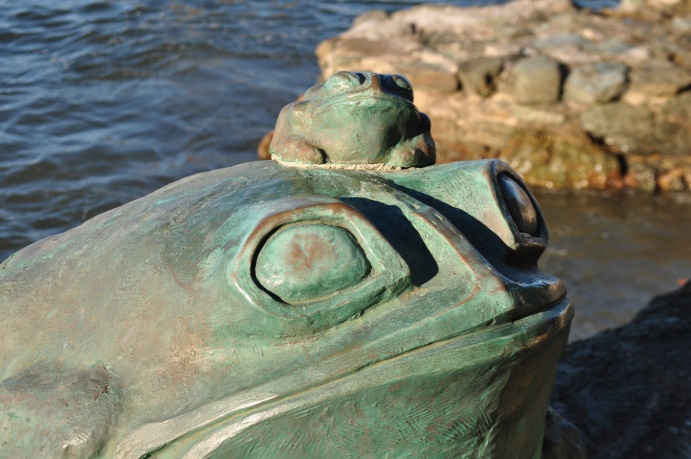 Statues de grenouilles, gardiennes du Meoto-iwa