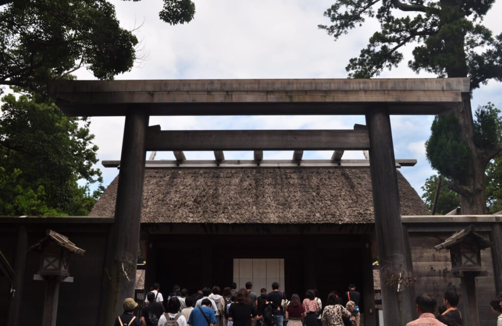 Sanctuaire Geku et sa longue file d’attente pour prier