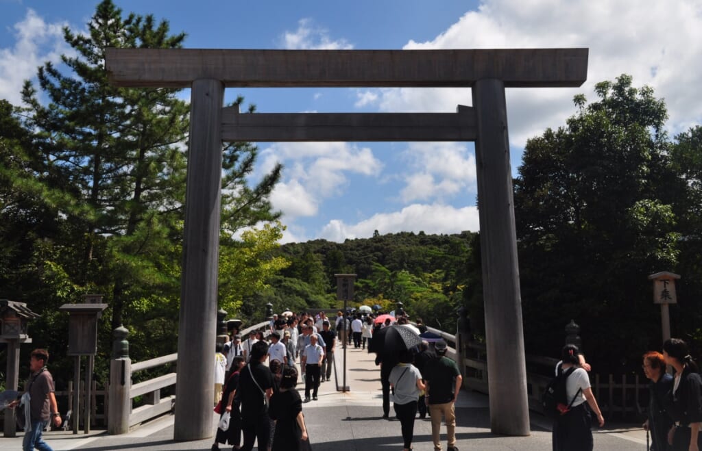 Torii précédent le pont Uji-bashi, porte d’entrée sur le sanctuaire Naiku à Ise-Shima