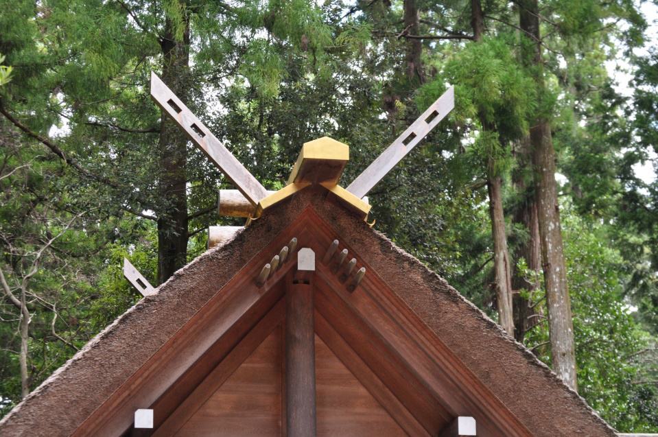 Toit du sanctuaire Naiku d'Ise-Shima orné de feuille d’or
