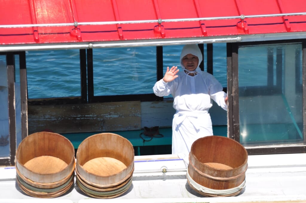 Une pêcheuse d'Ise-Shima saluant le public avant la représentation de plongée