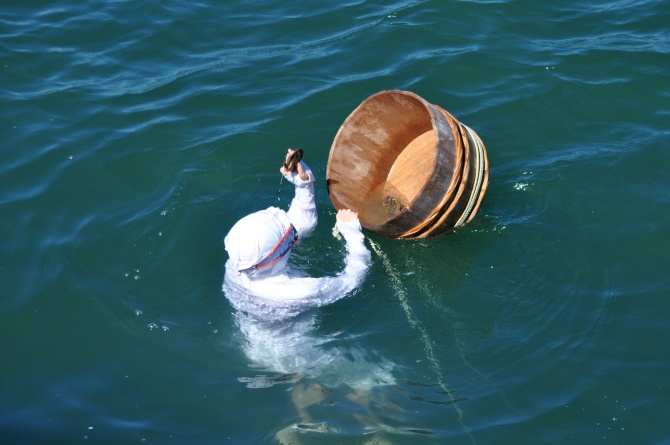 Une pêcheuse traditionnelle d'Ise-Shima en pleine mer