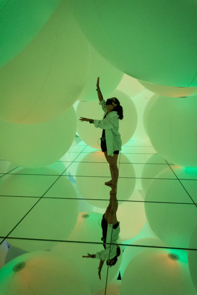 sphères vertes dans une exposition de teamLab Planets