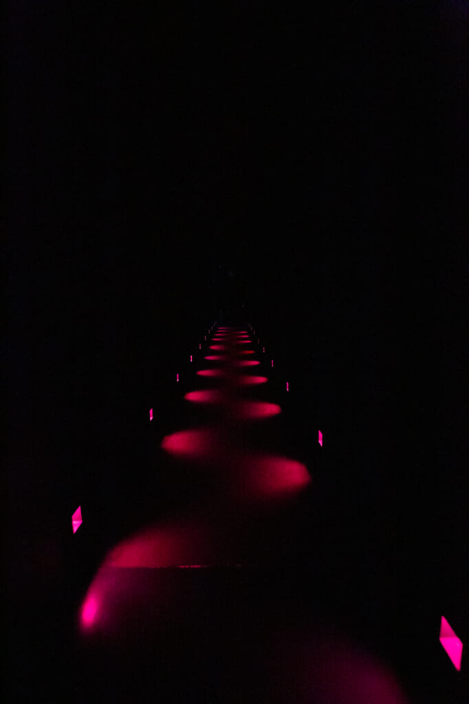 couloir éclairé de lumières rouges