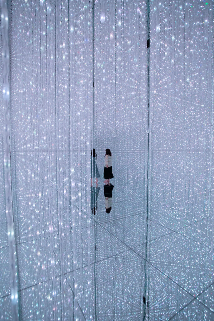 deux femmes entrain de visiter une exposition de teamLab Planets