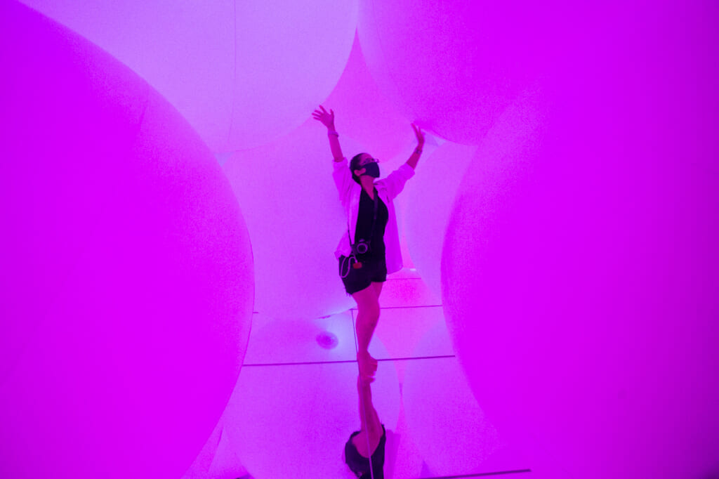 les sphères lumineuses de teamLab Planets changent de couleur lorsqu'on les touche