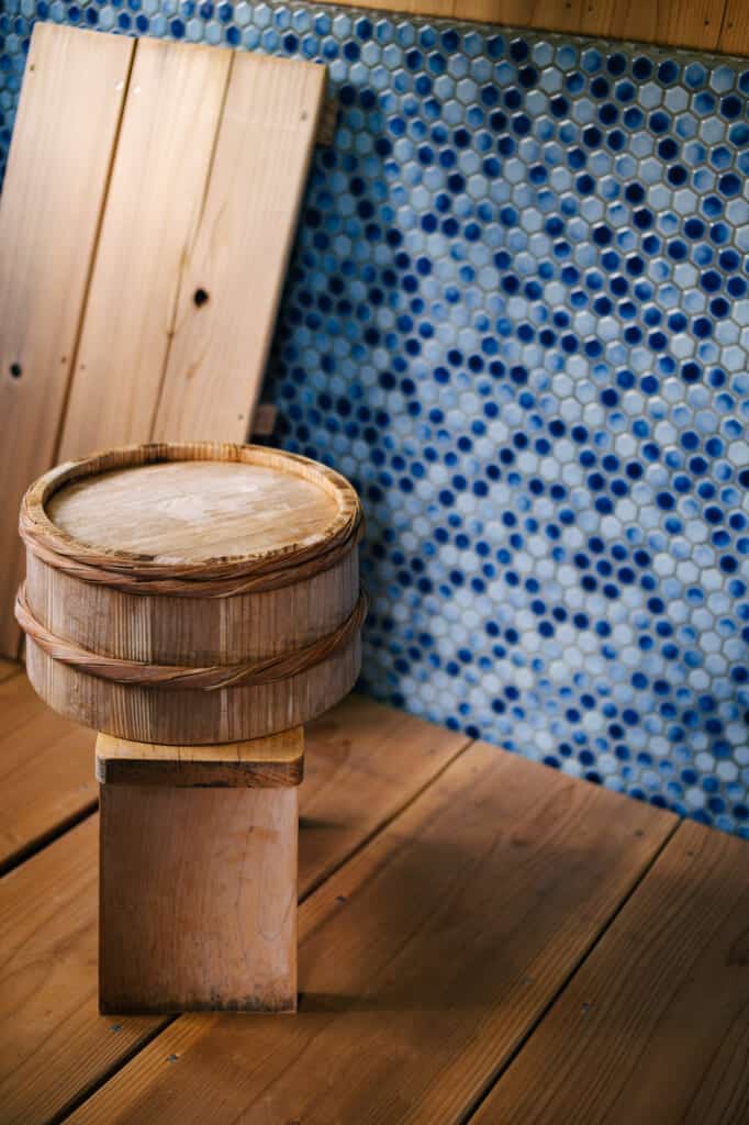 Bassine en bois utilisée pour se laver dans une maison japonaise à Ojika