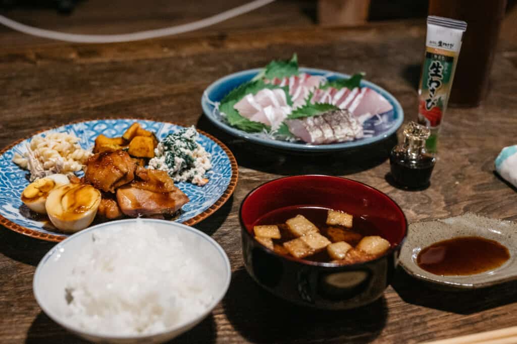 Repas japonais dans une chambre d'hôte traditionnelle