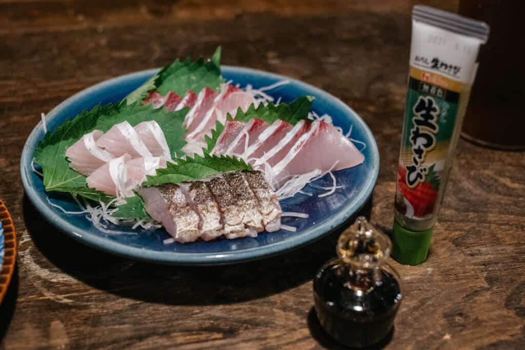 plat de sashimis fraichement préparés dans une kominke à Ojika