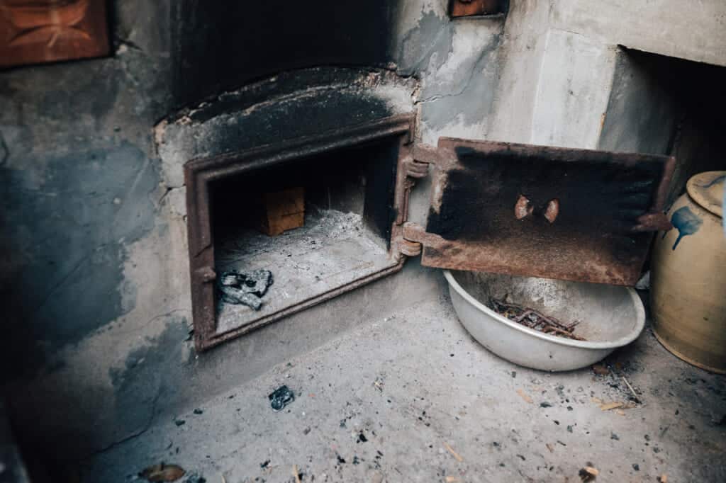 cheminée sous une baingoire traditionnelle japonaise pour chauffer le bain