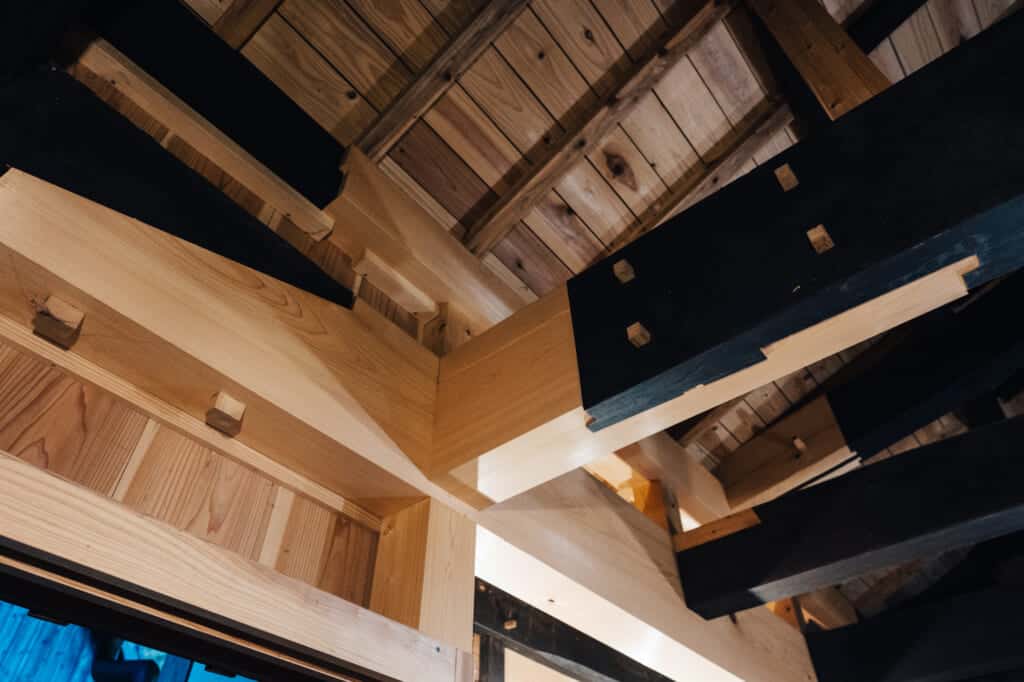 intégration de vieilles poutres et de poutres neuves dans une maison traditionnelle japonaise rénovée