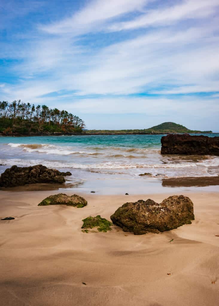 Des vagues sur la plage de kakinohama à Ojika