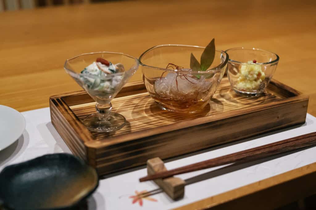 appéritifs japonais servis dans un restaurant inscrit au guide Michelin