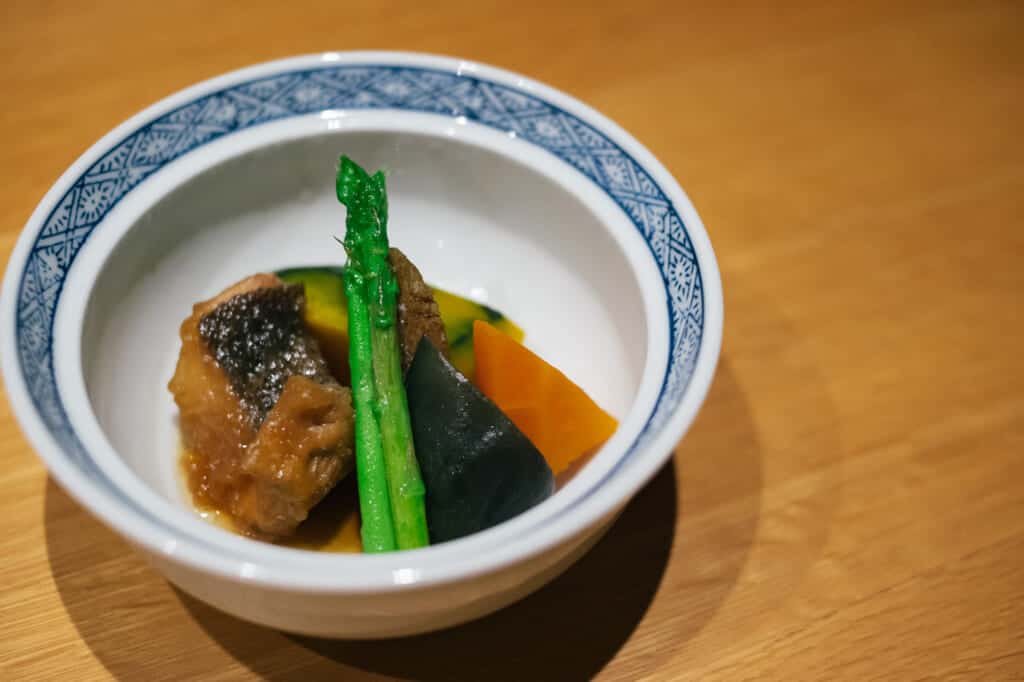 Plat japonais servi dans un petit bol individuel