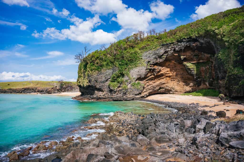 Les falaises escarpées et les eaux turquoises de la plage de Goryo à Ojika