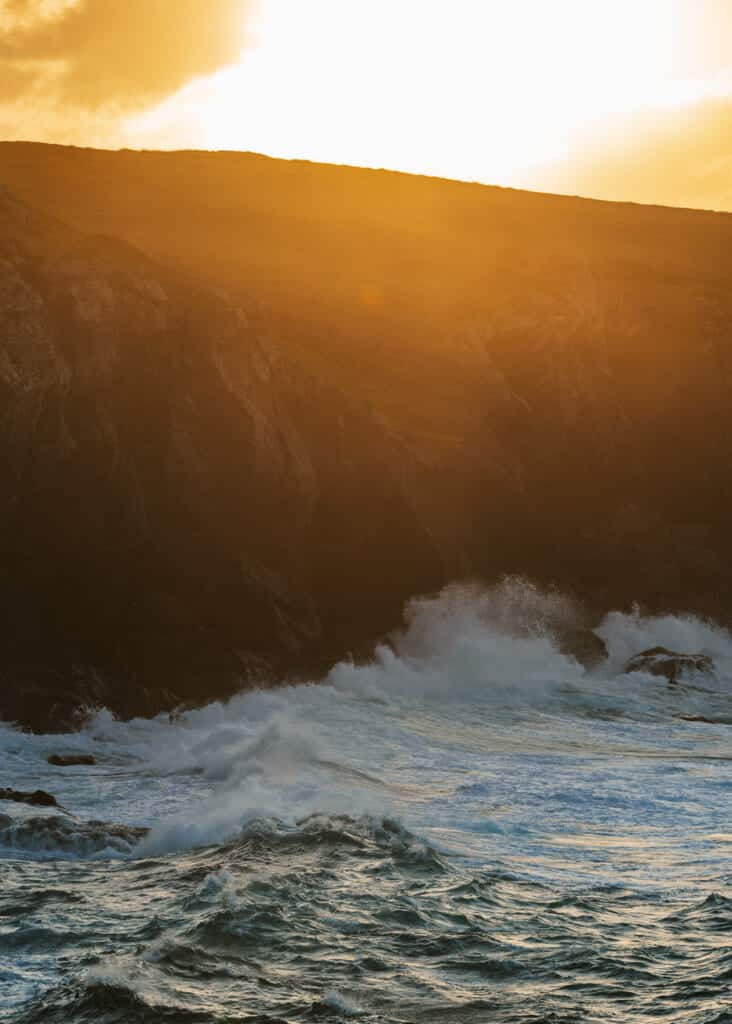vagues contre les côtes au coucher du soleil
