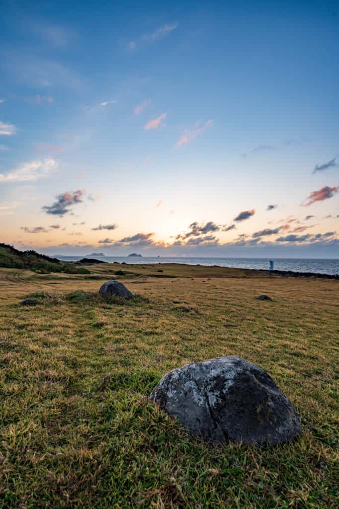 coucher de soleil sur une prairie en bord de mer