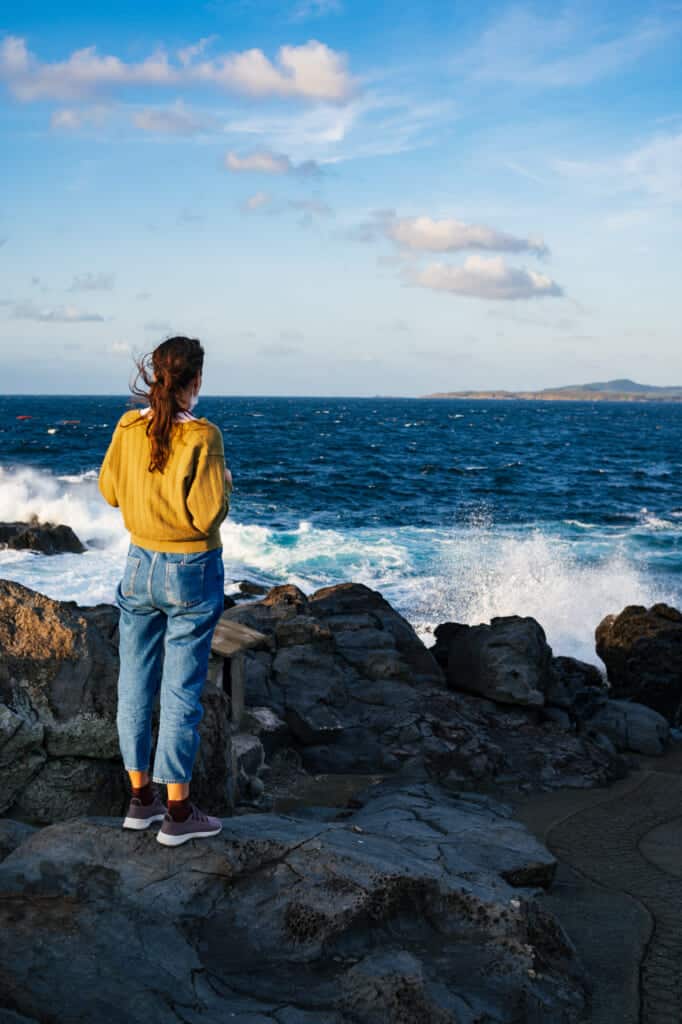 Une personne observe l'horizon depuis des îles japonaises
