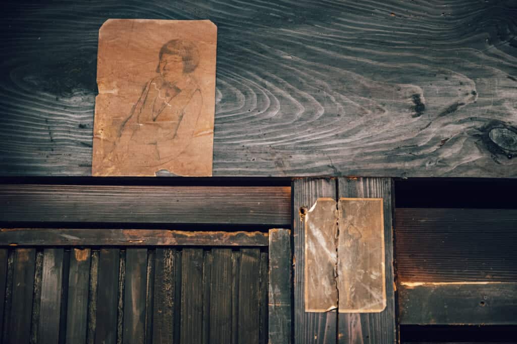 Vieux dessis accrochés au mur d'une maison japonaise abandonnée