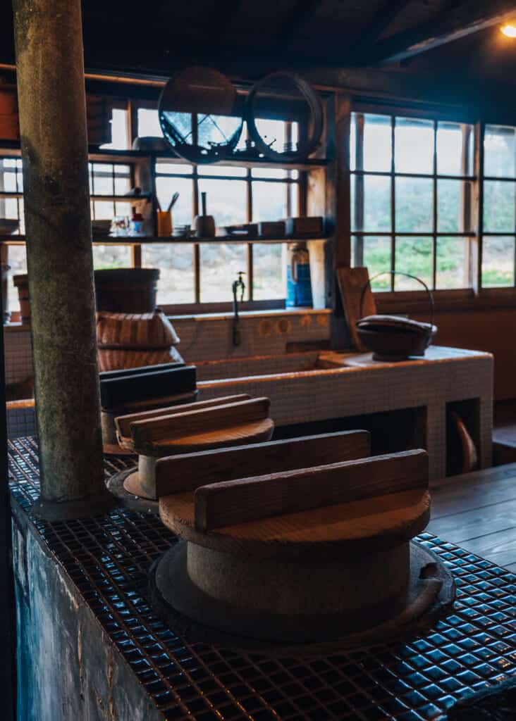 Ancienne cuisine d'une maison abandonnée sur l'île de Nozaki
