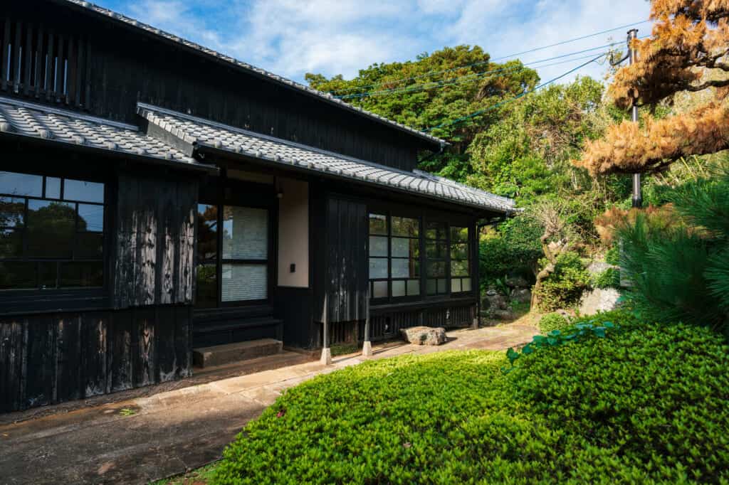 l'extérieur de la kominka Ichie-an à Ojika