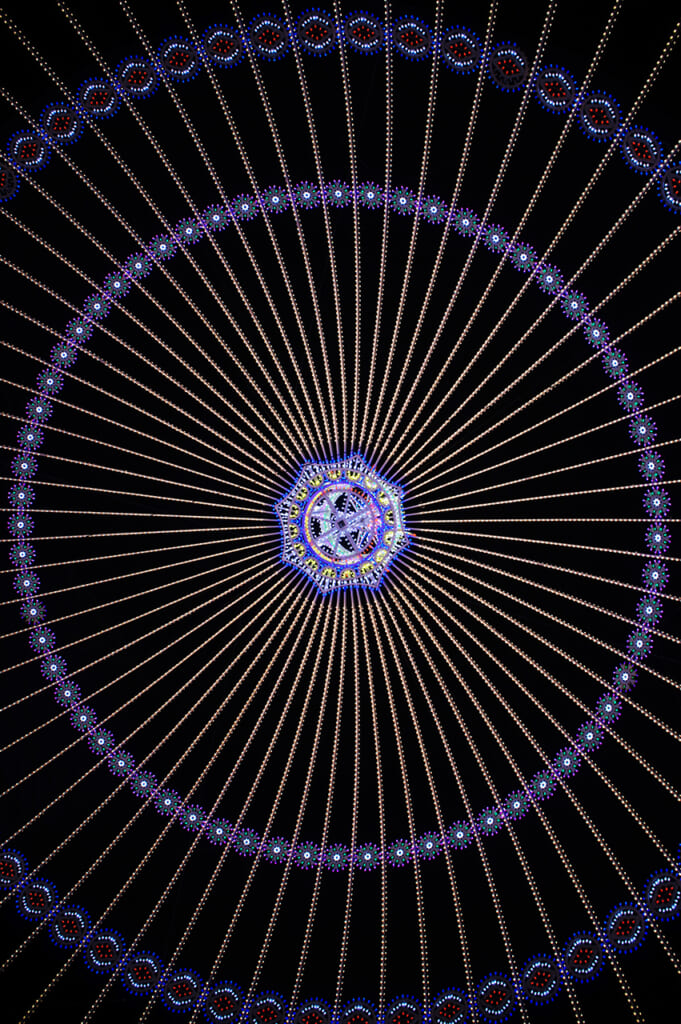 Coupole de lumière bleue et jaune