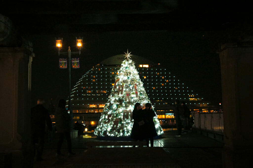 Deux japonaises se prennent en photo devant un sapin de Noël